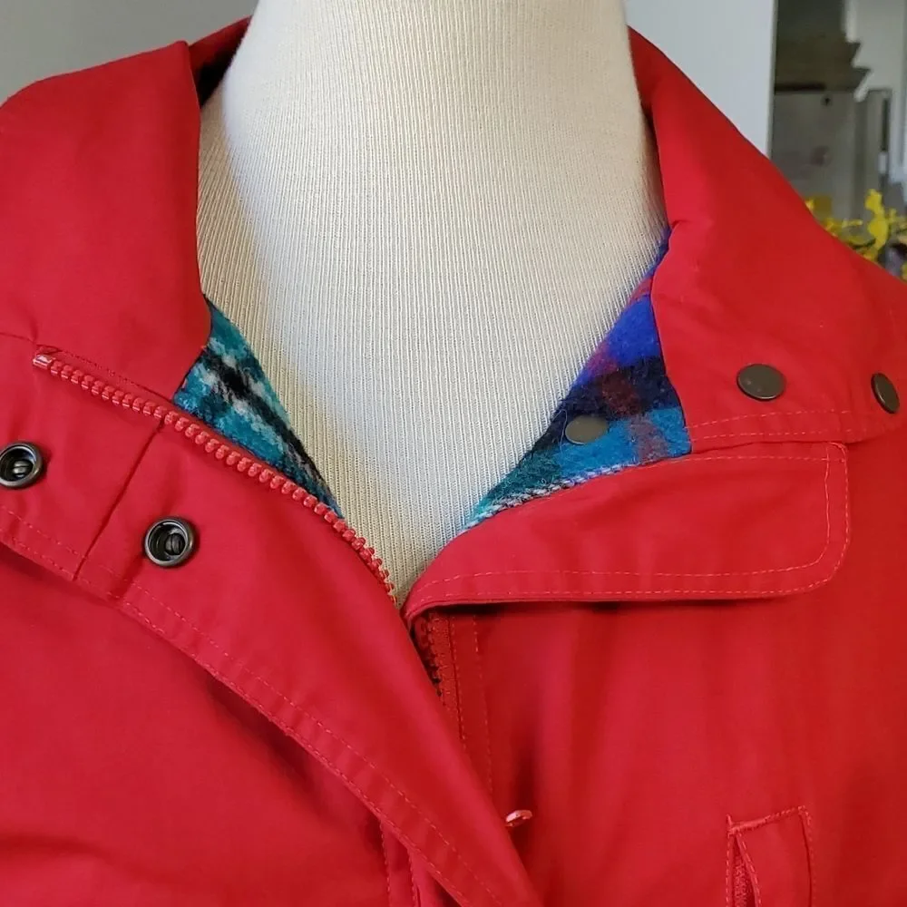 EDDIE‎ BOUER RED JACKET, plaid lining. LOTS OS POCKETS, SIze Small Petite.